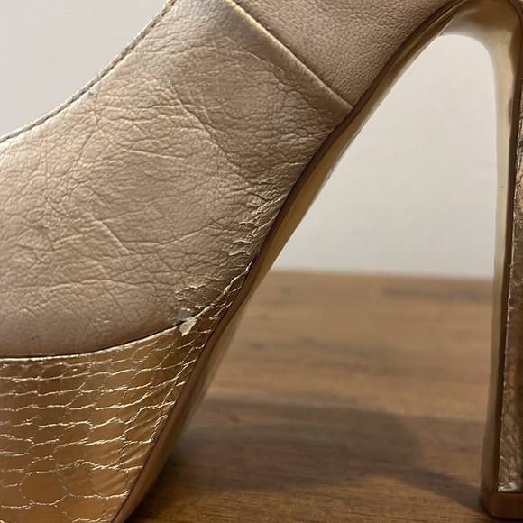 Bebe gold pump platform size 8 - Picture 6 of 11